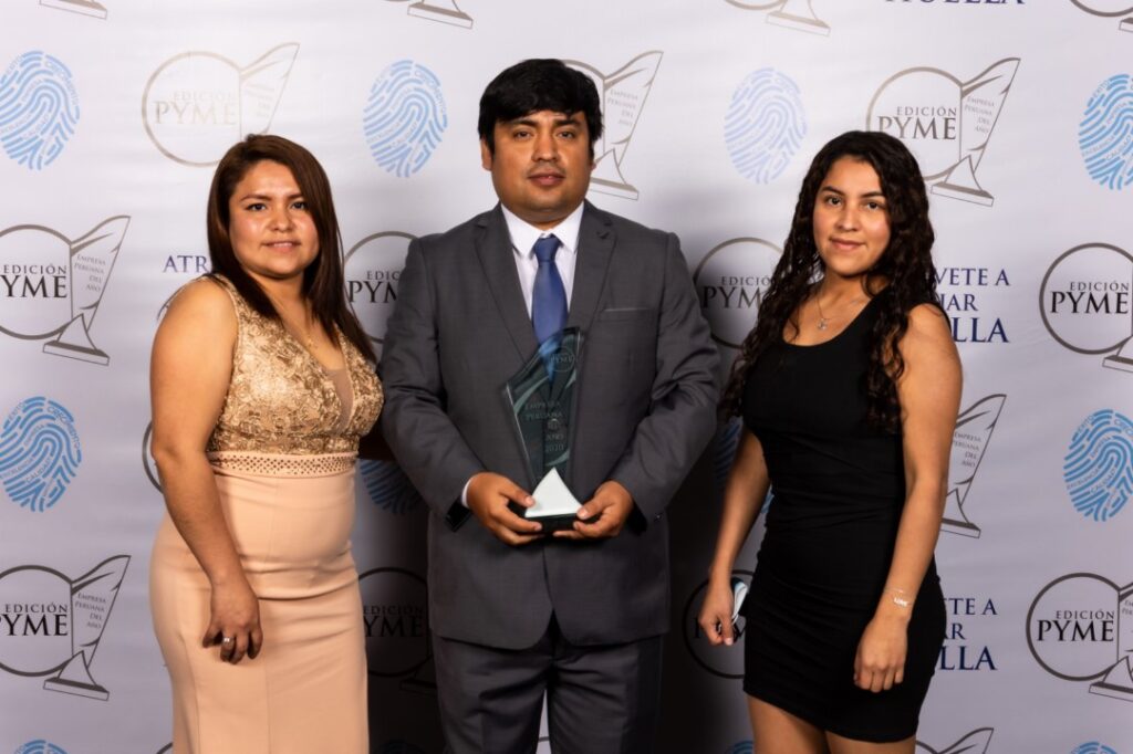 Equipo de Corporación Metal Frío del Perú recibiendo el Premio Empresa Peruana del Año